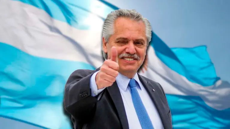 El presidente de Argentina, Alberto Fern&aacute;ndez. Al fondo, una bandera del pa&iacute;s vecino. COMPOSICI&Oacute;N OPINI&Oacute;N