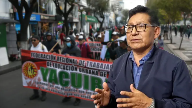 El ministro Edgar Pary y de fondo una marcha del Magisterio. 