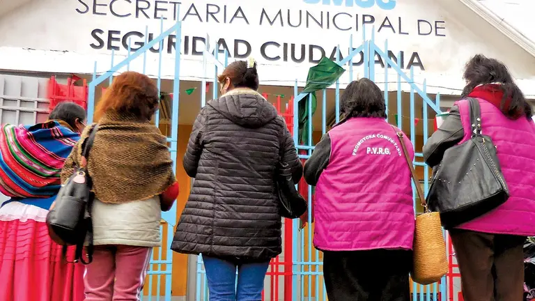 Varias promotoras reunidas en un trabajo de incidencia./ LA BRAVA