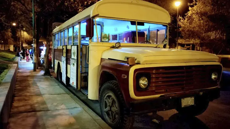 Vista del colectivo adaptado que ahora es restaurante./ ABUELA GRILLO