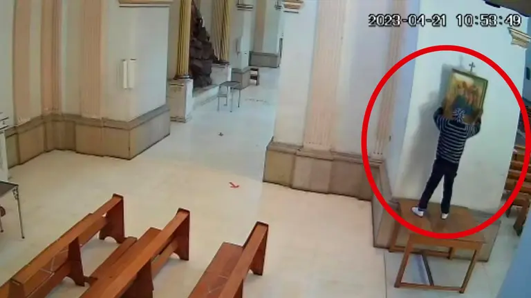 Robo de un cuadro del Viacrusis en Cochabamba./ CAPTURA DE VIDEO
