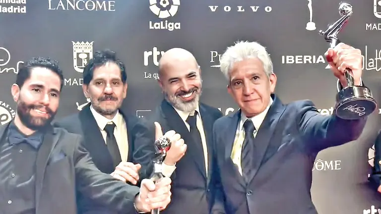 Parte del equipo de producción de &lsquo;Utama&rsquo; exhibe sus dos Premios Platino. / TWITTER PREMIOS PLATINO