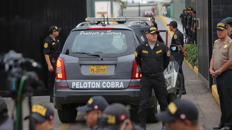 Agentes revisan la llegada de veh&iacute;culos a la Direcci&oacute;n de Aviaci&oacute;n Policial, aleda&ntilde;a al aeropuerto internacional Jorge Ch&aacute;vez hoy, en Lima (Per&uacute;)./ EFE