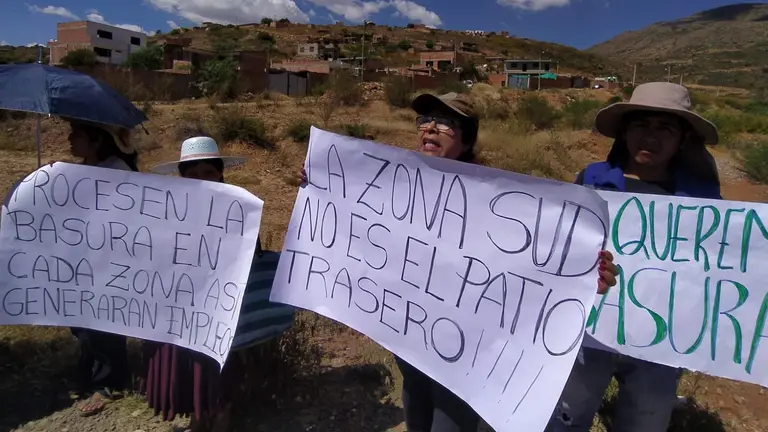 La protesta de los vecinos en Sivingani, este 23 de abril. DICO SOL&Iacute;S