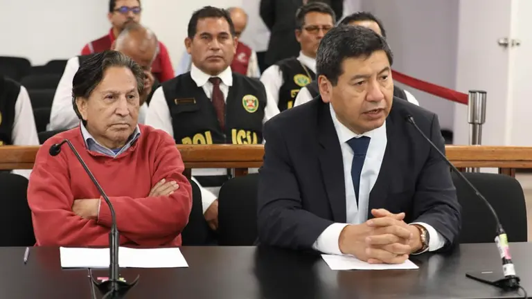 Fotograf&iacute;a cedida por Poder Judicial de Per&uacute;, que muestra al expresidente peruano Alejandro Toledo (2001-2006) (i) mientras asiste a la audiencia. EFE
