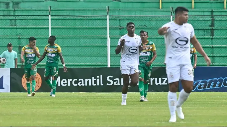 Acci&oacute;n del partido entre Real Santa Cruz y Gran Mamor&eacute;./ APG