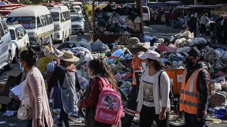 Acumulaci&oacute;n de basura en la ciudad. DICO SOL&Iacute;S