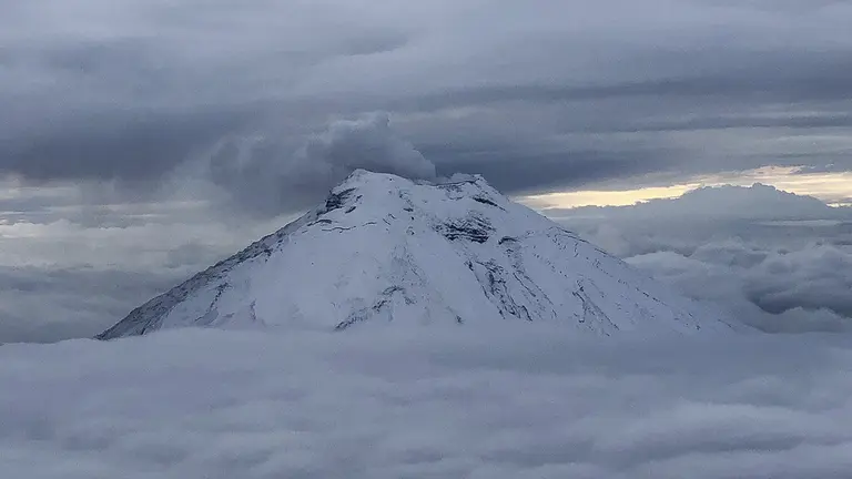 Vista del volc&aacute;n Cotopaxi, desde la cabina de un avi&oacute;n en Latacunga (Ecuador), en una fotograf&iacute;a de archivo./ EFE