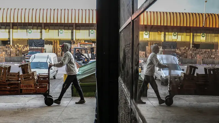 Fotograf&iacute;a de archivo de un hombre que mueve unas cajas en el mercado Central de Frutas y Verduras, en la localidad de T&aacute;piales, en Buenos Aires (Argentina)./ EFE