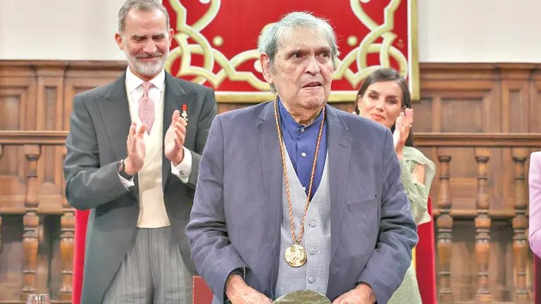 Rafael Cadenas recibe el Premio Cervantes./ EFE