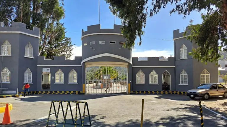 Frontis del Colegio Militar, en La Paz./ ERBOL