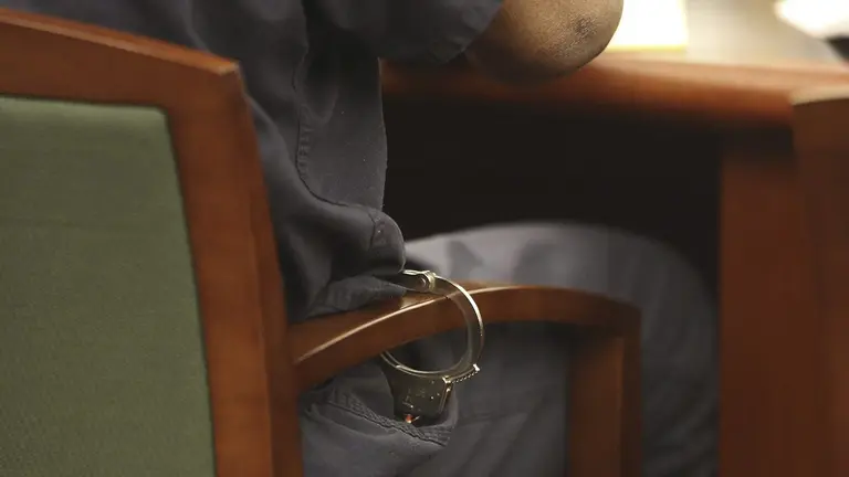 Foto referencial sobre la detenci&oacute;n de una persona./ EFE