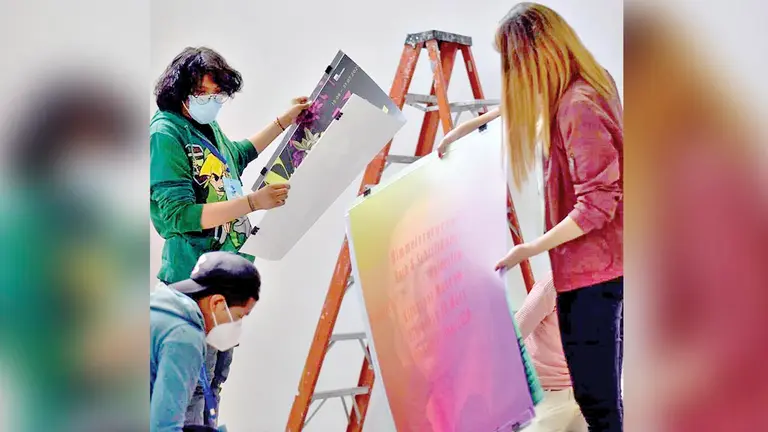 El equipo de la Bienal del Cartel Bolivia, con algunas obras presentadas./ BICEV&Eacute;