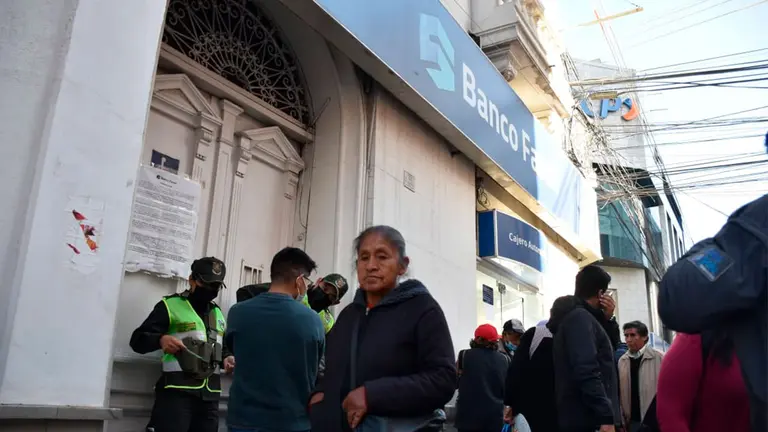 Clientes preocupados en puertas del Banco Fassil, en Cochabamba./NO&Eacute; PORTUGAL