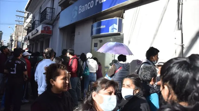 Clientes del Banco Fassil en puertas de la entidad, ubicada en calle Nataniel Aguirre y Calama. NO&Eacute; PORTUGAL.