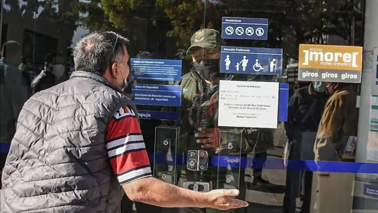 Uno de los clientes del Banco Fassil exige informaci&oacute;n en una sucursal de la zona norte de la ciudad. DICO SOL&Iacute;S