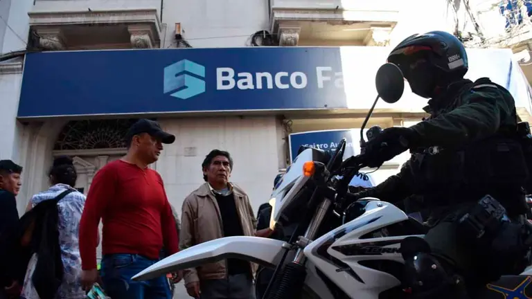 El Banco Fassil de la calle Nataniel Aguirre en Cochabamba con resguardo policial./ No&eacute; Portugal