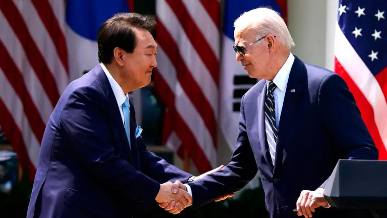 Biden y Yoon estrechan su cooperaci&oacute;n militar frente a Corea del Norte./ EFE
