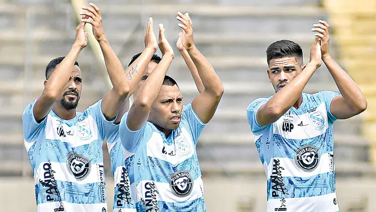 Futbolistas de Vaca D&iacute;ez saludan a su afici&oacute;n en Pando./ APG