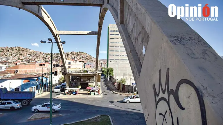La estructura del puente ca&iacute;do en la avenida Independencia, en la actualidad./ NO&Eacute; PORTUGAL