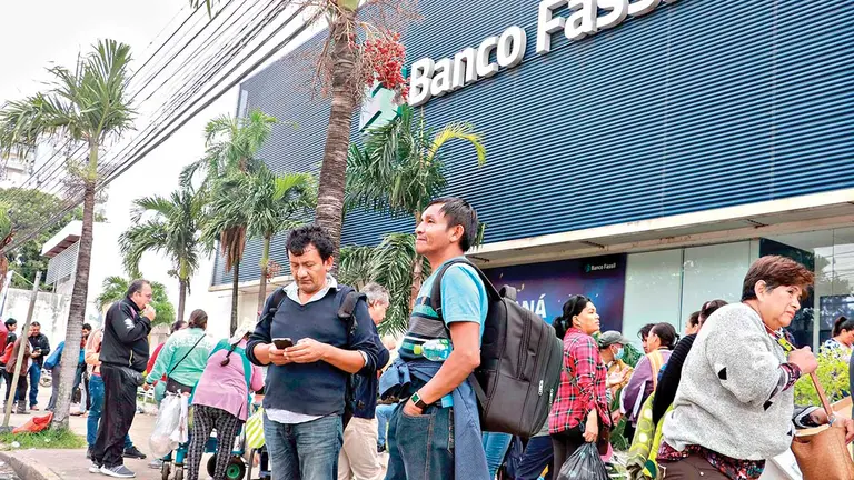 Los clientes de Fassil afuera de la instituci&oacute;n./ EFE