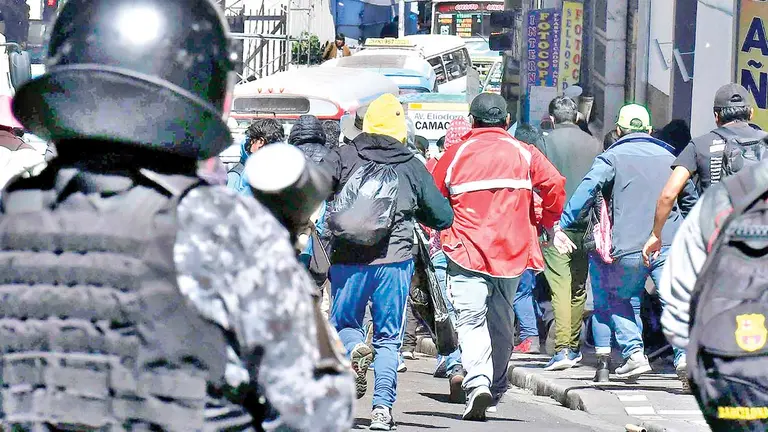 La Polic&iacute;a dispersa una marcha del magisterio urbano en La Paz./ APG