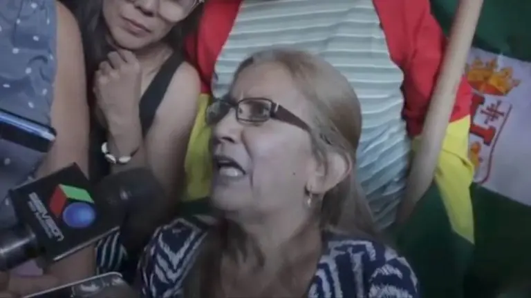 La madre de Luis Fernando Camacho, parte de una vigilia en apoyo a su hijo. CAPTURA DE VIDEO