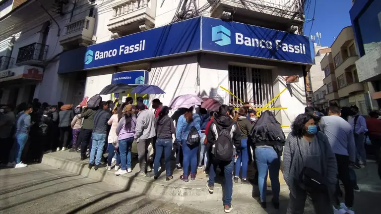 Extrabajadores del Banco Fassil, durante una vigilia en  Cochabamba./ DICO SOL&Iacute;S