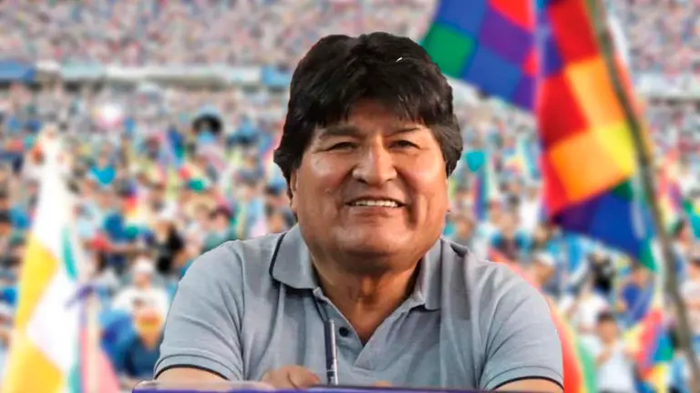 El l&iacute;der del Movimiento Al Socialismo Evo Morales. Al fondo una concentraci&oacute;n del MAS. COMPOSICI&Oacute;N DIGITAL