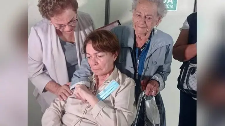La exministra Eidy Roca (c), a la espera de poder viajar al exterior para tratar su enfermedad. RRSS/ARCHIVO
