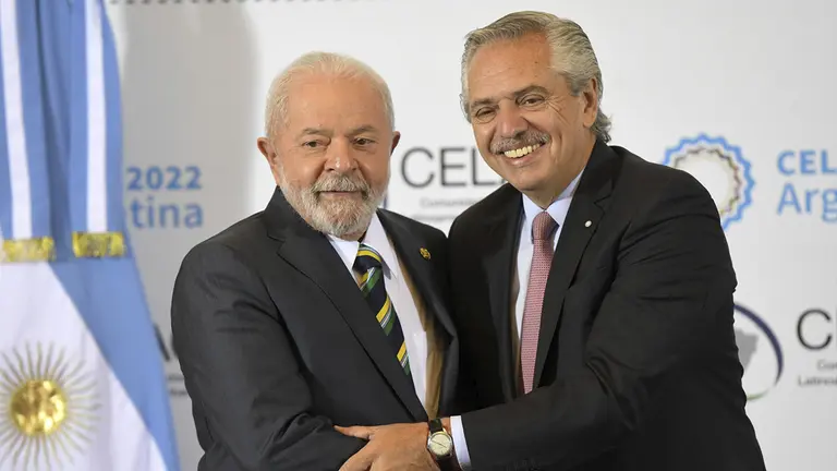 El presidente de Argentina, Alberto Fern&aacute;ndez (d), posa con el presidente de Brasil, Luiz In&aacute;cio Lula da Silva, en una imagen de archivo./ EFE