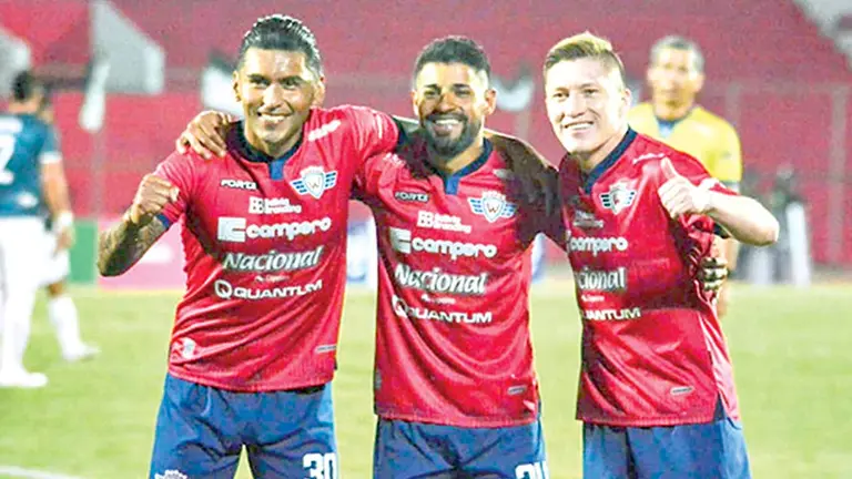 Cardozo (i), Esparza (c) y Chumacero (d) festejan una conquista aviadora en la victoria sobre Tomayapo./ APG