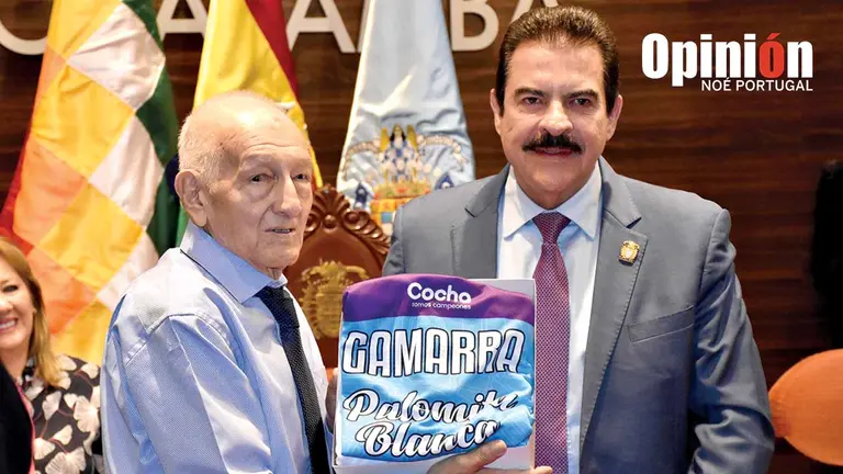 El periodista Rolando Gamarra recibe un presente de manos del Alcalde, este 27 de abril./ NO&Eacute; PORTUGAL