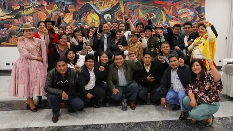 El presidente Luis Arce, reunido con senadores del MAS, en la Casa Grande del Pueblo. FACEBOOK LUCHO ARCE