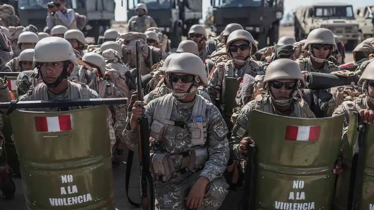 Militares peruanos permanecen en la zona del control fronterizo, en Santa Rosa (Per&uacute;) frontera con Chile, este 28 de abril de 2023. EFE