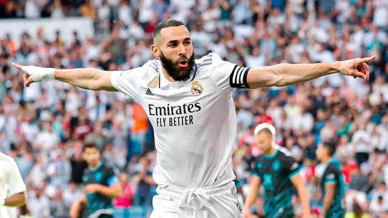 Karim Benzema celebra una de sus tres conquistas ante Almer&iacute;a para Real Madrid en el estadio Santiago Bernab&eacute;u. INSTAGRAM REAL MADRID.