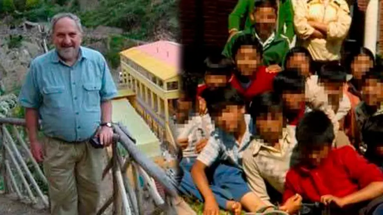 El sacerdote jesuita Pica (i) un grupo de estudiantes, muchos v&iacute;ctimas. EL PA&Iacute;S