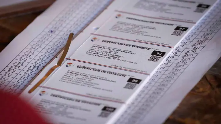 Vista hoy de certificados de votaci&oacute;n, en Asunci&oacute;n (Paraguay). EFE/Ra&uacute;l Mart&iacute;nez