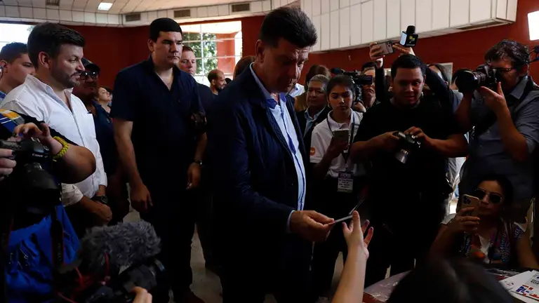 El candidato presidencial paraguayo Efra&iacute;n Alegre entrega hoy su c&eacute;dula para votar, en Lambar&eacute; (Paraguay). EFE