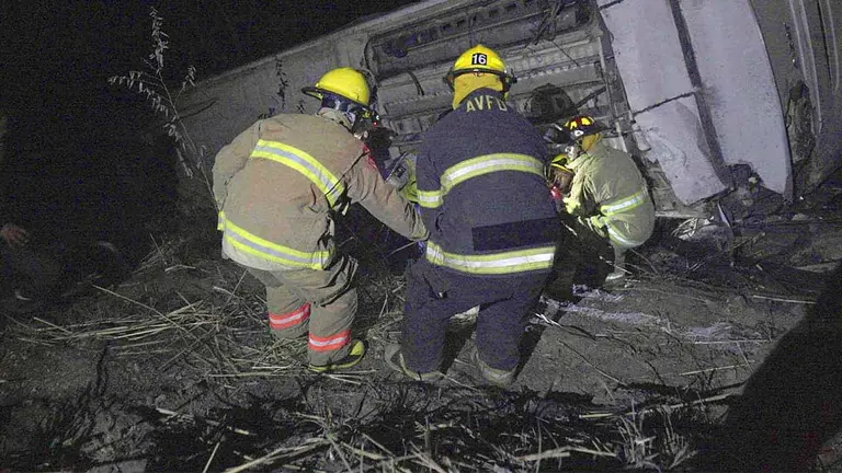 Fotograf&iacute;a cedida hoy, por la Secretar&iacute;a de Seguridad y Protecci&oacute;n Ciudadana de Nayarit, de personal de rescate en la zona donde se registr&oacute; un accidente de autob&uacute;s, la noche del 29 de abril de 2023 en el municipio de Campostela (M&eacute;xico). EFE