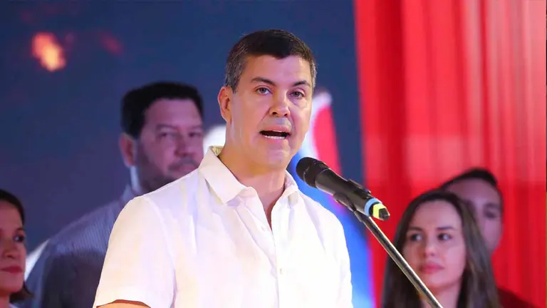 El candidato presidencial Santiago Pe&ntilde;a, del Partido Colorado, pronuncia hoy un discurso en Asunci&oacute;n (Paraguay). EFE