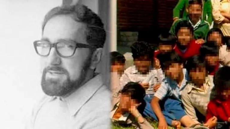 El sacerdote Alfonso Pedrajas (i) una fotograf&iacute;a de varios alumnos, muchos de ellos v&iacute;ctimas./ EL PA&Iacute;S