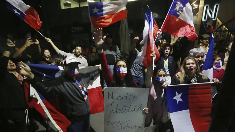 Fotograf&iacute;a de archivo fechada el 4 de septiembre de 2022 de adherentes de la opci&oacute;n rechazo festejan los resultados del plebiscito Constitucional, en Santiago (Chile). EFE