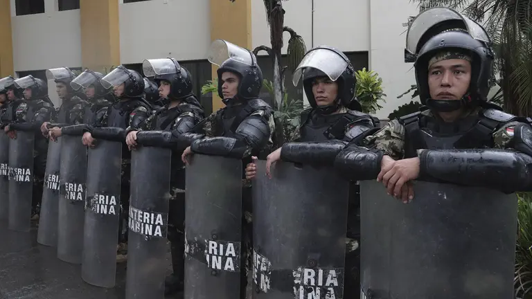 Miembros del Ej&eacute;rcito reciben instrucciones para resguardar las calles ante posibles protestas por los resultados de las elecciones, hoy, en Asunci&oacute;n (Paraguay)./ EFE