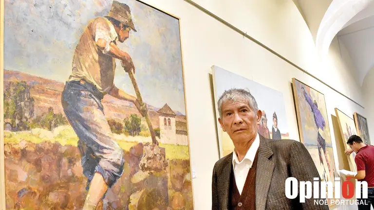 Ruperto Salvatierra junto a uno de sus cuadros en 
exhibici&oacute;n./ NO&Eacute; PORTUGAL