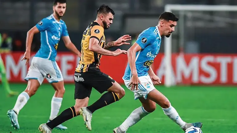 Una jugada del partido en que The Strongest perdi&oacute; 1-0 ante Cristal en Per&uacute;./ FACEBOOK SPORTING CRISTAL