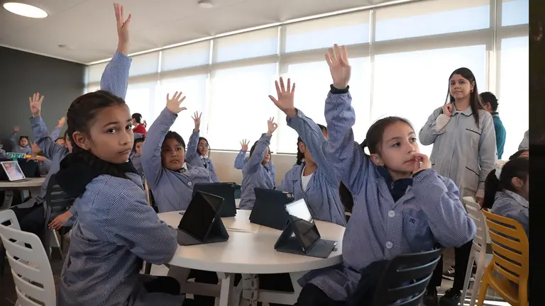 Fotograf&iacute;a cedida por la Fundaci&oacute;n Telef&oacute;nica Chile que muestra a ni&ntilde;as del colegio Trigales del Maipo, en la comuna de Puente Alto, en Chile./ EFE