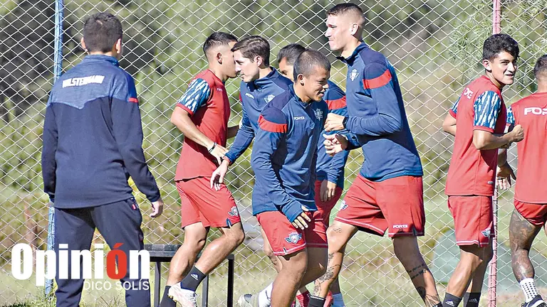 El Aviador lleva adelante una pr&aacute;ctica en la cancha principal de su complejo en Alalay./ DICO SOL&Iacute;S