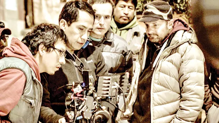 Un equipo de cinemat&oacute;grafos en el rodaje de un filme nacional./ ABYA YALA TV