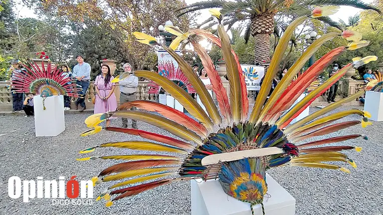 Muestran atuendos tradicionales con plumaje alternativo./ DICO SOL&Iacute;S